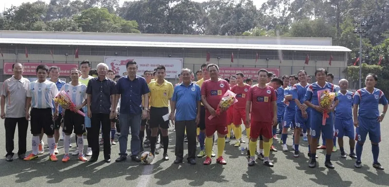 Ban tổ chức chụp ảnh lưu niệm cùng các đội dự giải