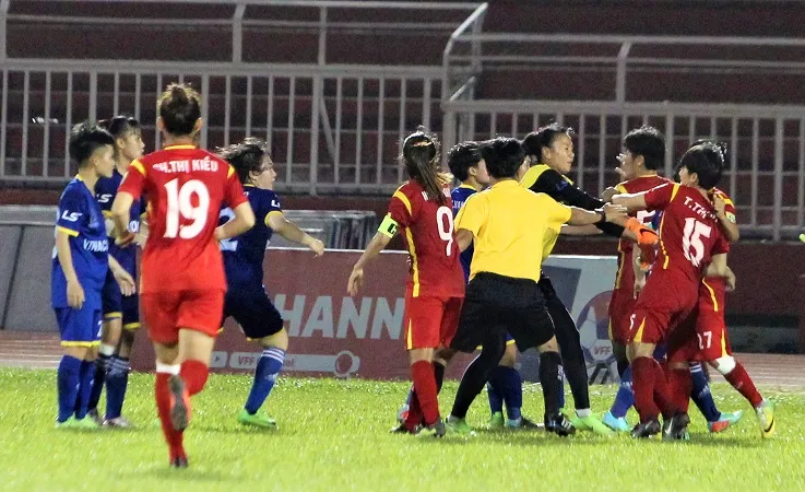 Các cầu thủ tham gia ẩu đả sau trận TPHCM I - TKS.Việt Nam. Ảnh: NGUYỄN HOÀNG