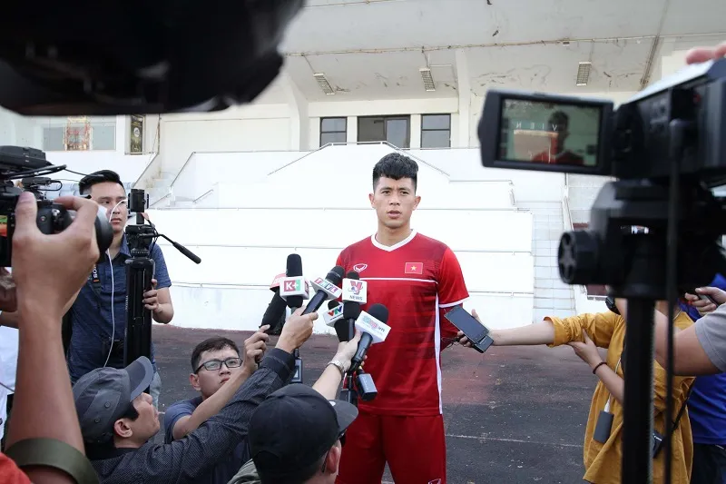 Đội tuyển Việt Nam thả lỏng trên sân Chao Anouvong ảnh 1