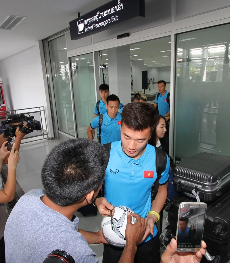 Những hình ảnh đầu tiên của ĐTVN tại Lào ảnh 2