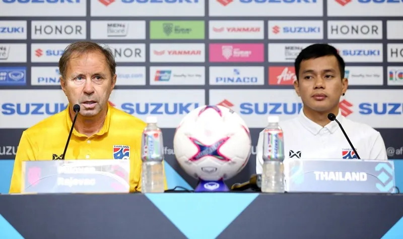 HLV Milovan Rajevac cùng học trò tại buổi họp báo ngày 30-11