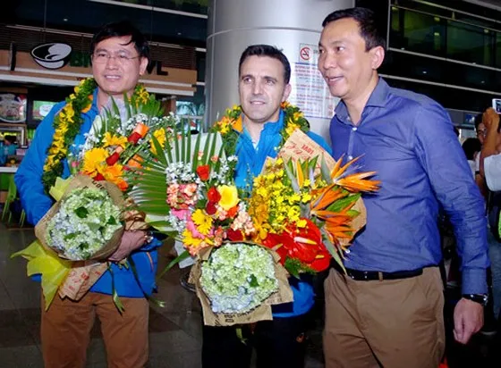 HLV Miguel (giữa) cùng với Phó chủ tịch Trần Quốc Tuấn và ông Trần Anh Tú