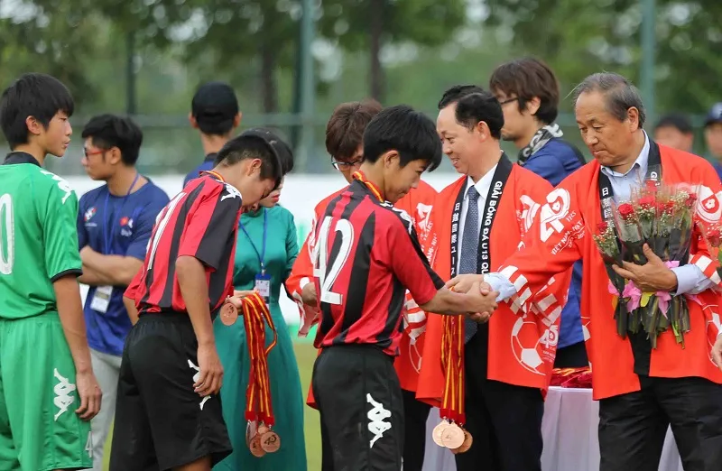 Ban tổ chức trao giải cho các đội đạt thành tích cao. Ảnh: DŨNG PHƯƠNG