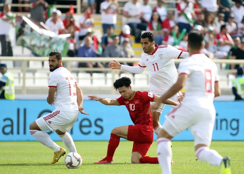Công Phượng giữa vòng vây của hậu vệ Iran. Ảnh: ANH KHOA