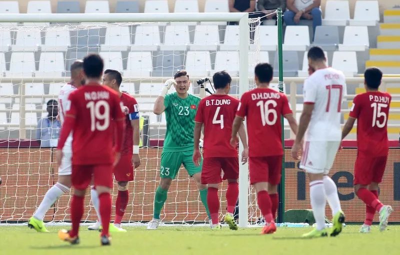 Văn Lâm nhắn nhở đồng đội tập trung. Ảnh: ANH KHOA