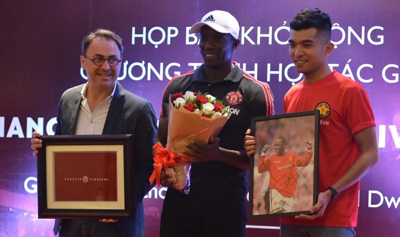 Ban tổ chức chương trình trao quà cho cựu danh thủ MU