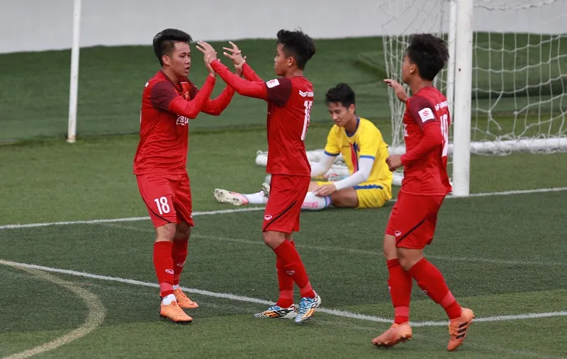 Các đồng đội chia vui với Minh Bình sau bàn gỡ 1-1. Ảnh: DŨNG PHƯƠNG