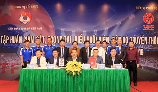 Các giảng viên chụp ảnh lưu niệm cùng lãnh đạo VFF, VPF. Ảnh: ĐOÀN NHẬT