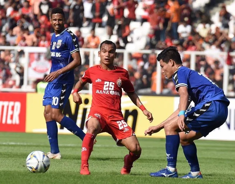 Đông Triều cố gắng ngăn chặn pha tấn công của đội chủ nhà. Ảnh: Persija Jakatar