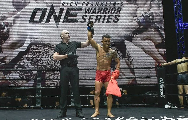 Võ sĩ Trần Quang Lộc giành chiến thắng đầu tiên tại One Warrior Series ảnh 1