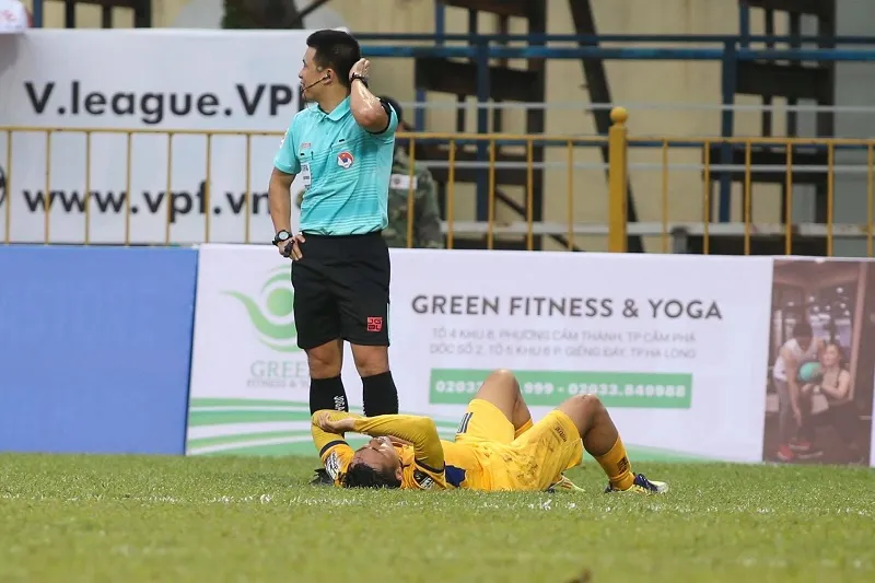 Trọng tài cho dừng trận đấu để kiểm tra chấn thương của Tuấn Tài. Ảnh MINH HOÀNG