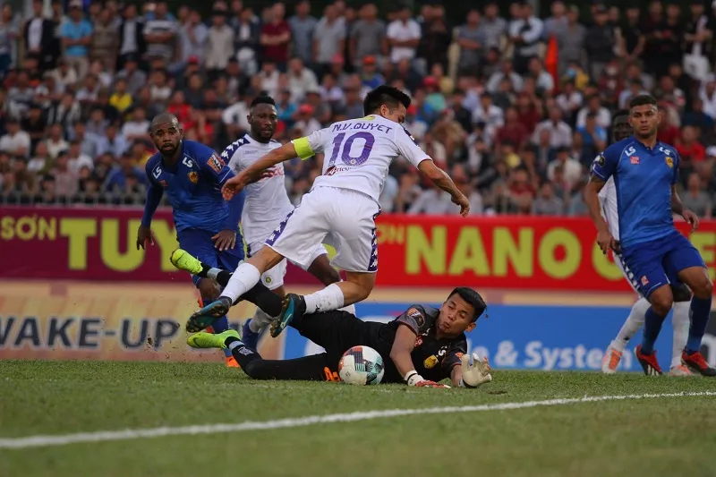 Hai cầu thủ đi cấp cứu trên sân Cẩm Phả ảnh 2