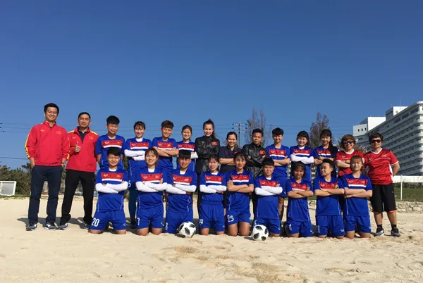 Đội tuyển U19 nữ Việt Nam chụp ảnh lưu niệm tại bãi biển Okinawa. Ảnh: Đoàn Nhật