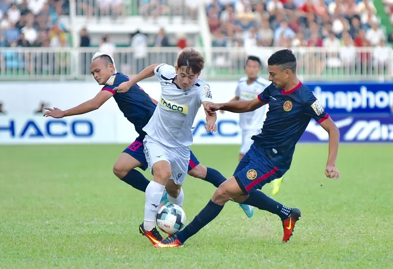 Minh Vương bị kèm chặt trước lối đá áp xát của cầu thủ CLB Sài Gòn. Ảnh: ANH TIẾN