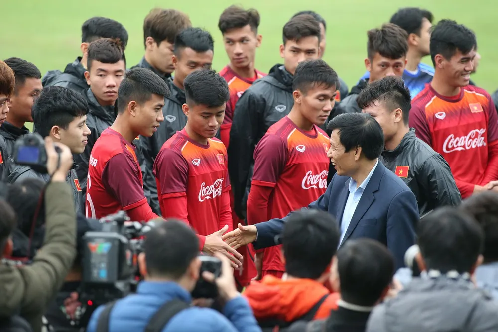 Bộ trưởng Bộ VH-TT&DL Nguyễn Ngọc Thiện thăm các đội tuyển quốc gia ảnh 2