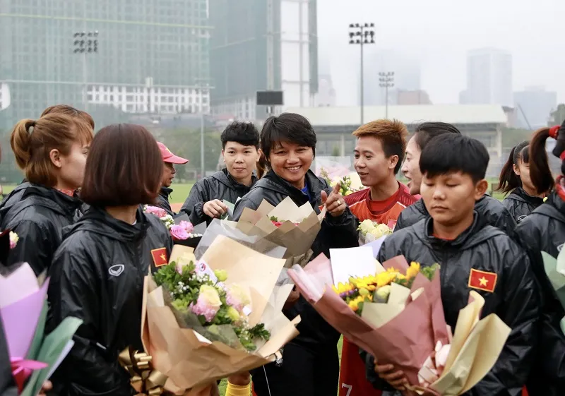 Đội tuyển nữ Việt Nam trong ngày 8-3. Ảnh: MINH HOÀNG