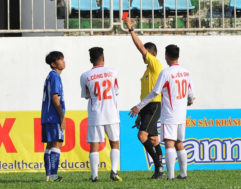 Thủ quân đội U19 Đà Nẵng gãy chân trong trận gặp HA.GL ảnh 3