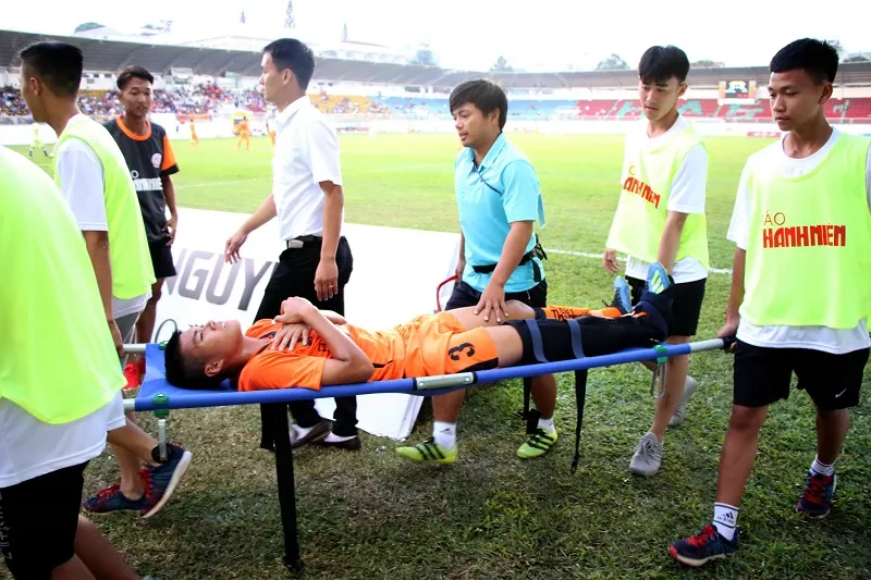 Thủ quân đội U19 Đà Nẵng gãy chân trong trận gặp HA.GL ảnh 1