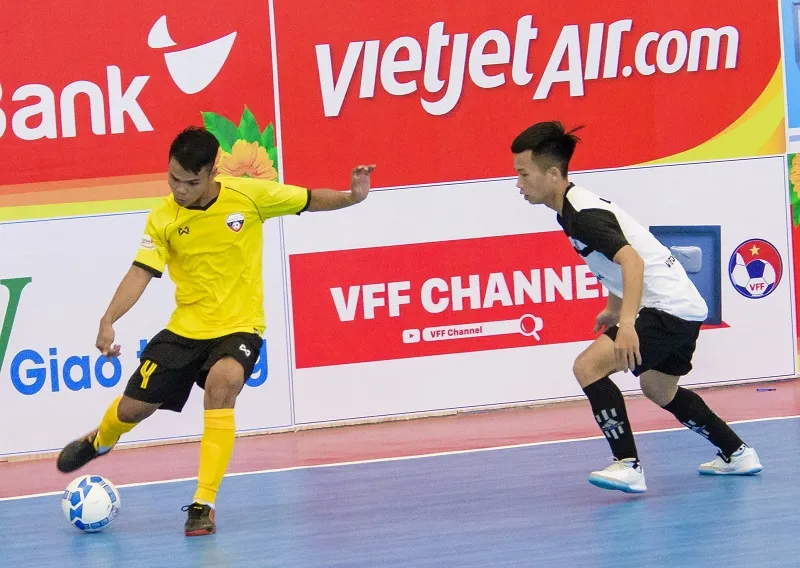 Phước Hạnh (áo vàng) đã ra sân vào chiều 4-4