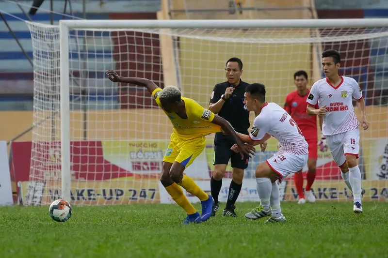 Hậu vệ Nam Định cố gắng ngăn chặn Oliveira trước khung thành nhà. Ảnh: MINH HOÀNG