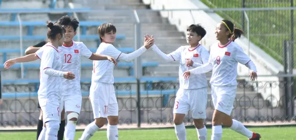 Niềm vui của đội nữ Việt Nam sau trận thắng trước Hồng Công. Ảnh: Đoàn Nhật