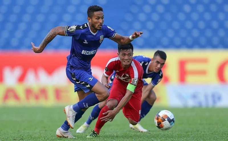 Một mình Tiến Dũng không thể che chắn sự non kém ở hàng thủ Viettel. Ảnh: DŨNG PHƯƠNG