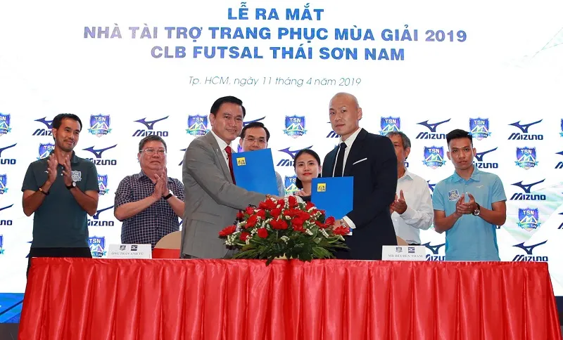 Lãnh đạo công ty Thái Sơn Nam và Mizuno tại lễ ra mắt. Ảnh: DŨNG PHƯƠNG