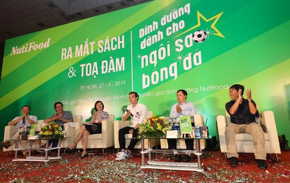 "Cuốn sách 'Dinh dưỡng dành cho ngôi sao bóng đá' là một cẩm nang Dinh dưỡng dành cho các VĐV" ảnh 2