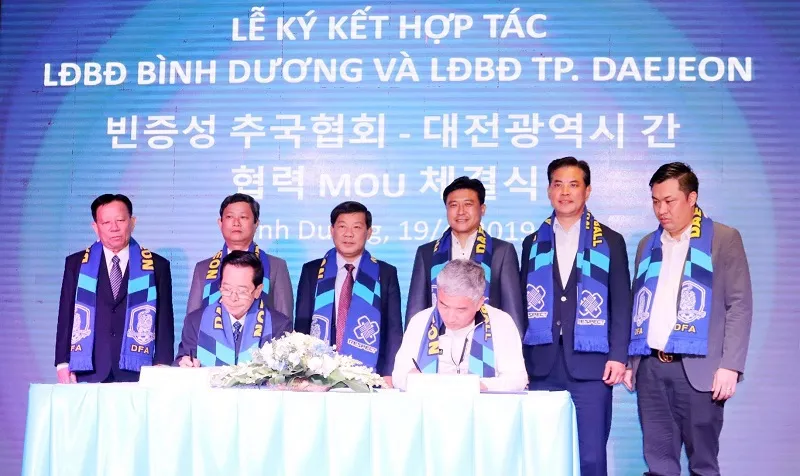 Lãnh đạo hai Liên đoàn tại lễ ký kết. Ảnh: THANH VIỆT