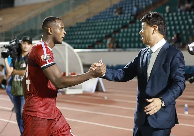 HLV Chung Hae Soung và chân sút số 1 Vinicius của CLB TPHCM. Ảnh: NGUYỄN HOÀNG