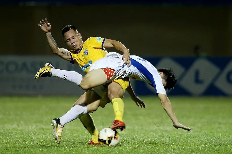 Thanh Hóa và HA.GL trong cùng thời điểm khó khăn về lực lượng. Ảnh: MINH HOÀNG