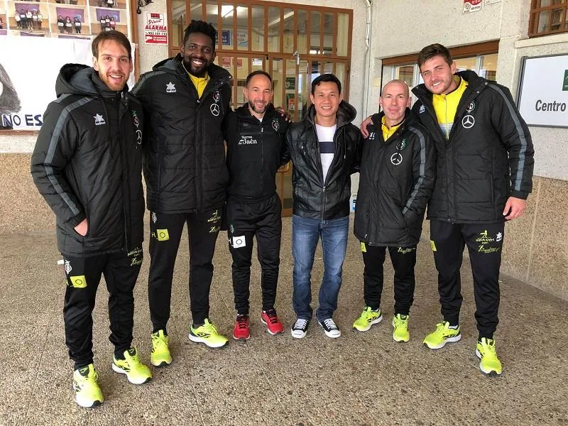 Bảo Quân cùng với các thành viên của CLB Jean trước buổi tập