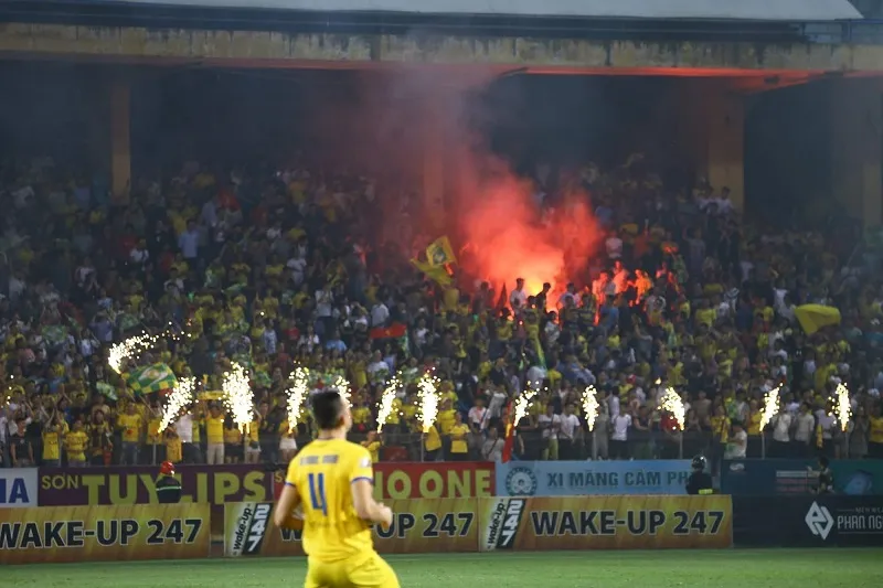 Pháo sáng trên khu vực khán đài dành cho CĐV SLNA. Ảnh: MINH HOÀNG