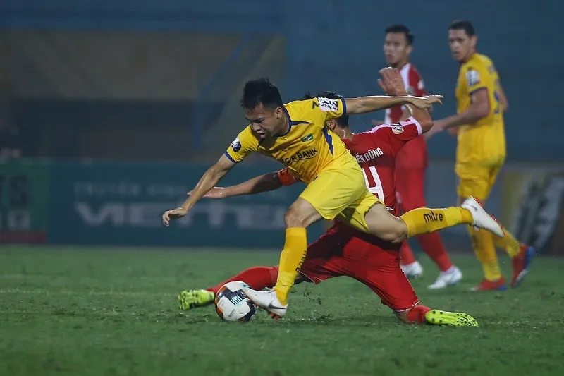 Pháo sáng lại xảy ra trên sân Hàng Đẫy ảnh 1