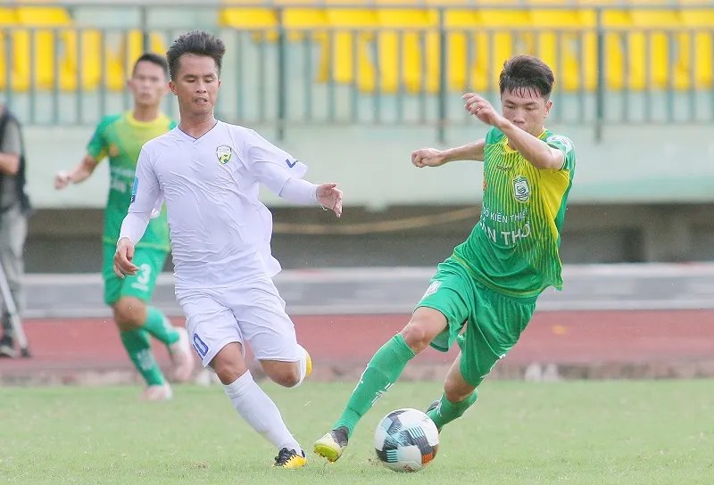 Cần Thơ (áo xanh) thua đậm trên sân nhà trong trận "derby ĐBSCL". Ảnh: DƯƠNG THU