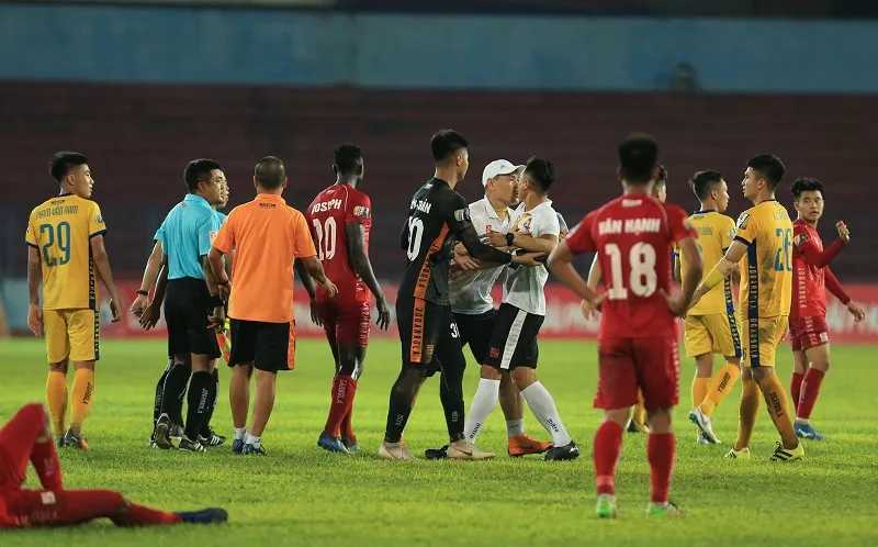 Tình huống phản ứng trọng tài trên sân Lạch Tray ở vòng 10. Ảnh: MINH HOÀNG
