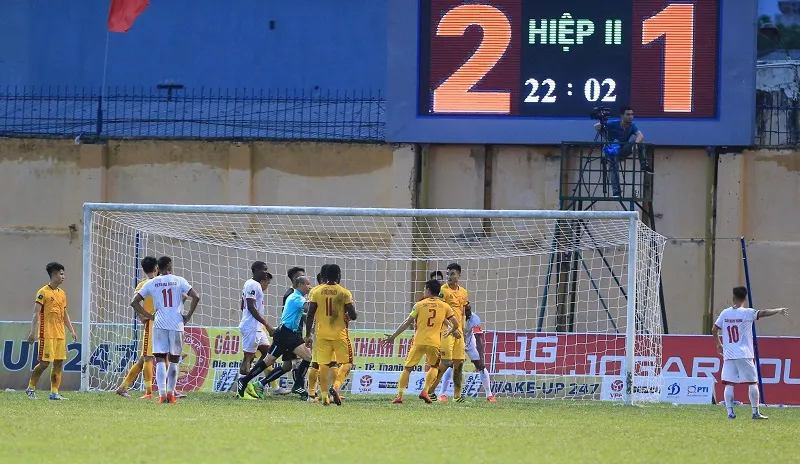 Tình huống dẫn đến việc đội khách khiếu nại trọng tài. Ảnh: MINH HOÀNG