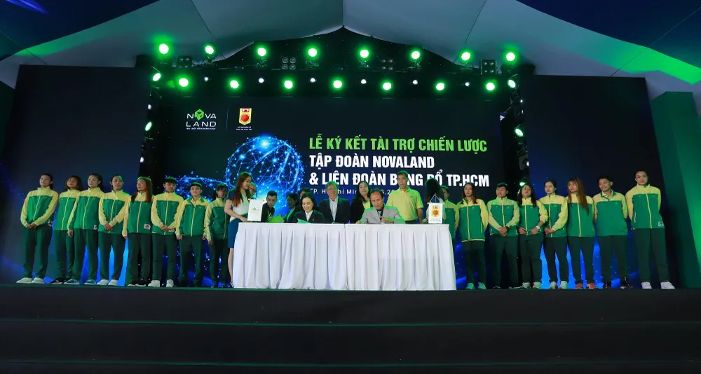 Toàn cảnh lễ ký hợp đồng tài trợ. Ảnh: Anh Trần