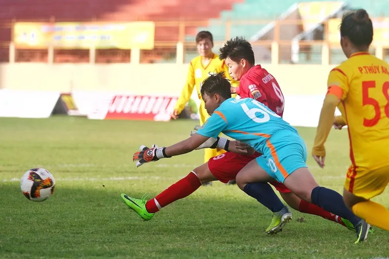 Một pha sóng gió trước khung thành CLB TPHCM II. Ảnh: ANH TRẦN