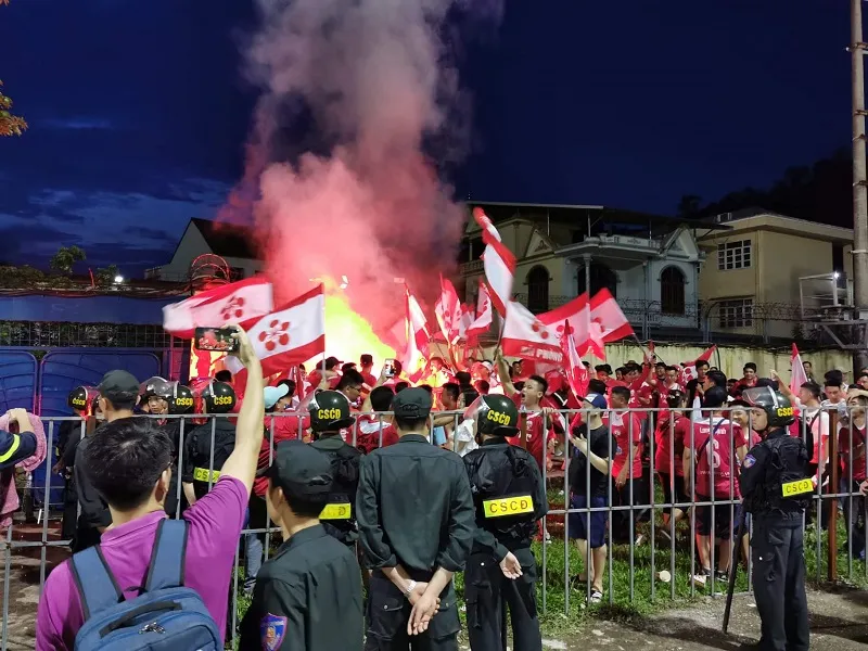 VFF tiếp tục phạt hành vi đốt pháo sáng, bộ đôi HLV Dũng - Sỹ cùng bị phạt cảnh cáo ảnh 2