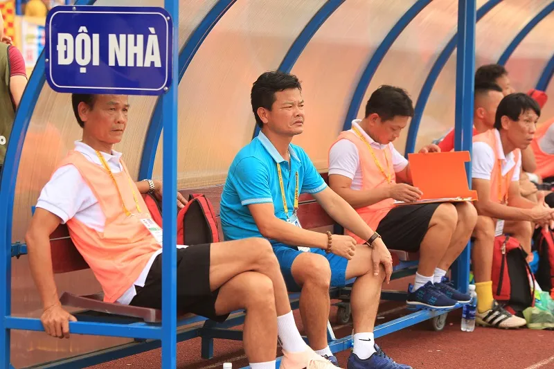 VFF tiếp tục phạt hành vi đốt pháo sáng, bộ đôi HLV Dũng - Sỹ cùng bị phạt cảnh cáo ảnh 1