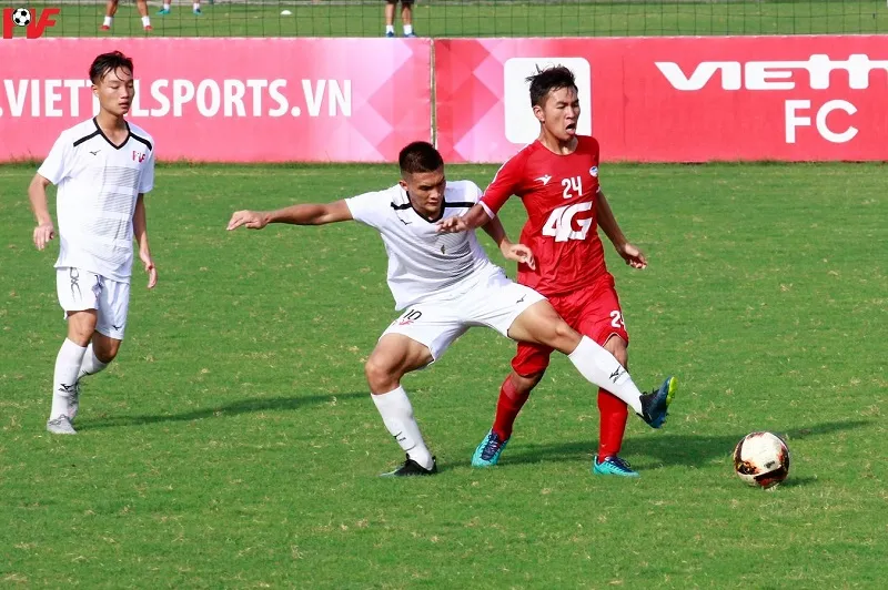 Đội PVF (áo trắng) cùng Viettel giành vé vào VCK