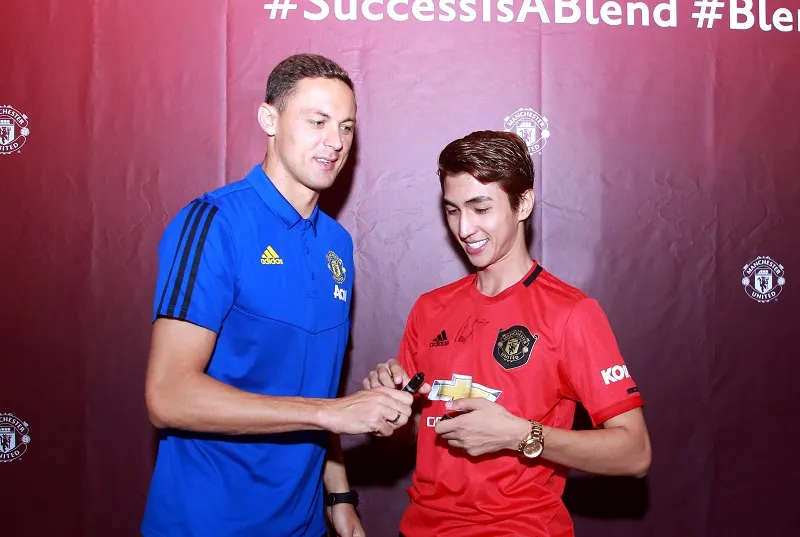 Matic ký tặng trên áo của Bình An