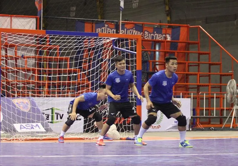 Các cầu thủ tích cực tập luyện chờ giờ "G". Ảnh: Anh Trần