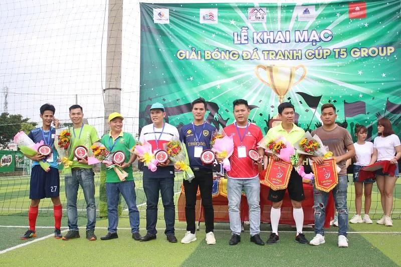 BTC tặng hoa cho các đội dự giải. Ảnh: HỮU THỊNH