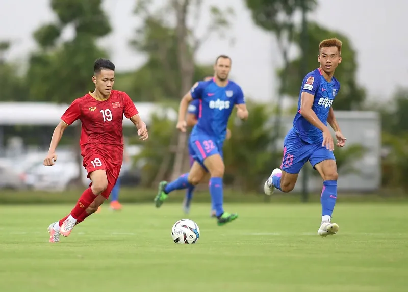 Martin Lò lập công trong chiến thắng của U22 Việt Nam trước Kitchee ảnh 1