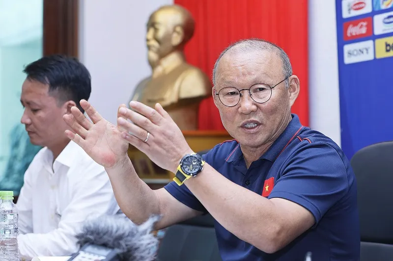 HLV Park Hang-seo tiếp tục... trải lòng cùng giới truyền thông. Ảnh: Minh Hoàng