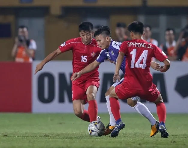 Quang Hải giữa vòng vây 2 hậu vệ đối phương. Ảnh: MINH HOÀNG