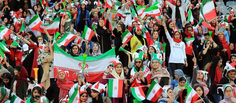 Nữ CĐV đội Iran trên khán đài trong trận Iran - Campuchia