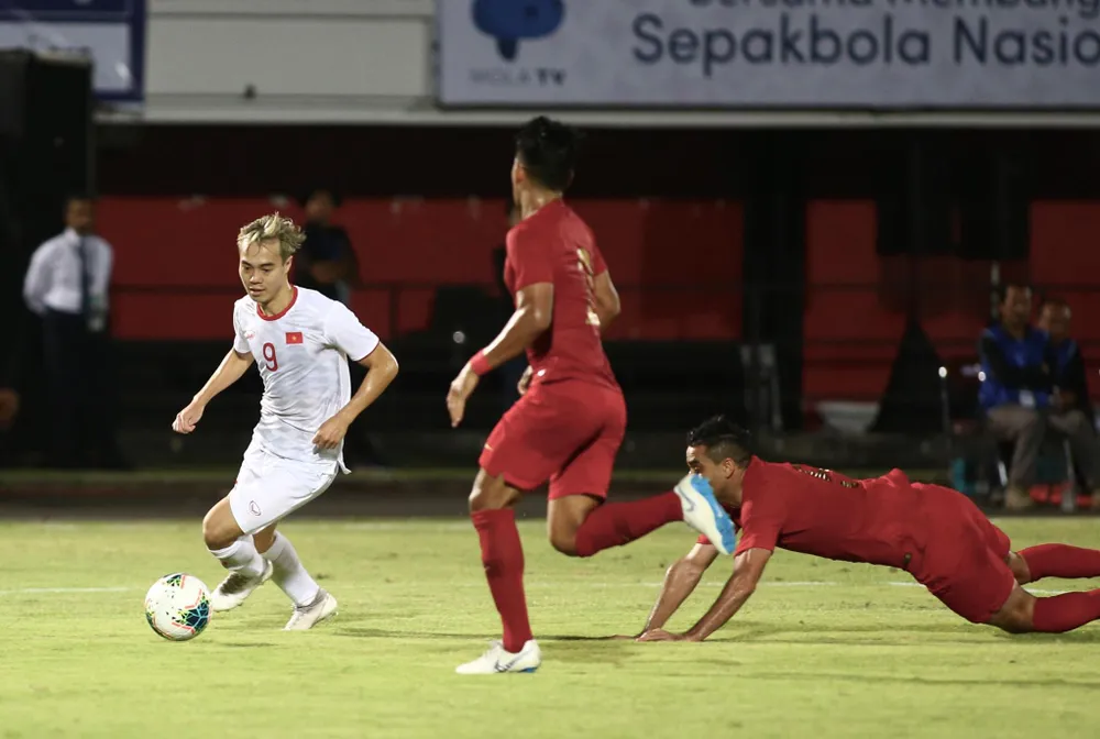 Cầu thủ chủ nhà hụt hơi từ nửa cuối của trận đấu. Ảnh: Minh Hoàng